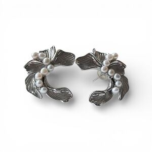 Elegant Baby Freshwater Pearl Semi-Wreath Stud Earrings